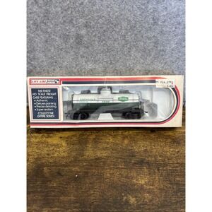 HO Scale, Life-Like, CHEMICALS FROM UNION CARBIDE CCBX 501 Single Dome Tank Car,